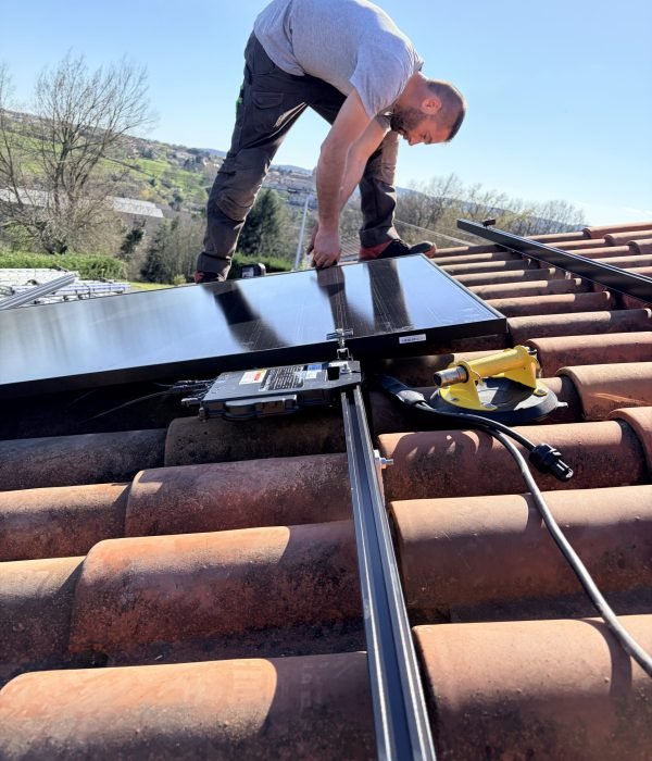 Installation pratique de panneaux solaires sur un toit en tuiles