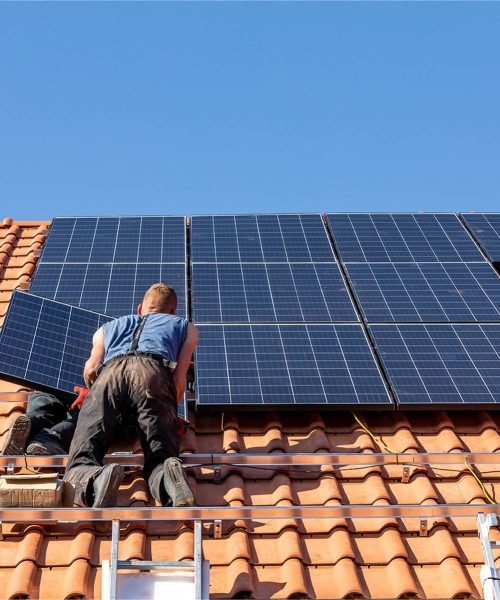 WorkersinstallingsolarelectricpanelsonahouseroofinOchojnoPolandjpg_624dc8bfee789 WorkersinstallingsolarelectricpanelsonahouseroofinOchojnoPolandjpg_624dc8bfee789